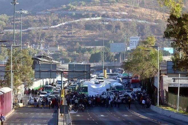 Bloquean transportistas principales vías de CDMX