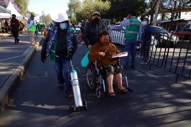 Vacunan a adultos mayores sin filas en Azcapotzalco