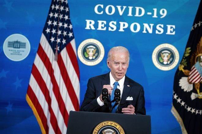 Firma Biden paquete de apoyos por Covid
