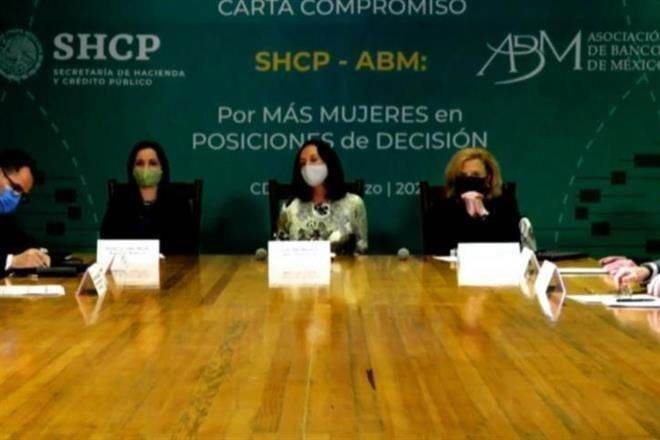 Se comprometen a tener más directivas en la banca