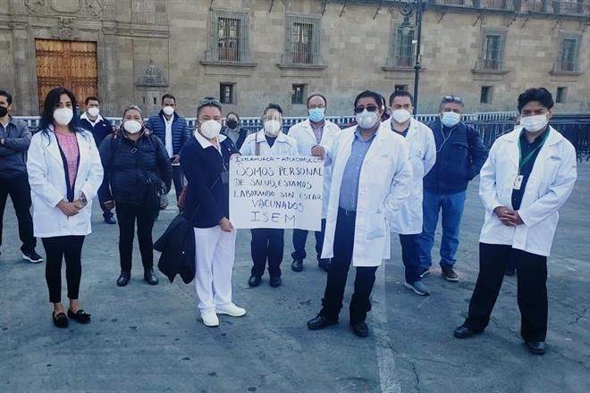 Protestan médicos de Edomex en Palacio; exigen vacunación