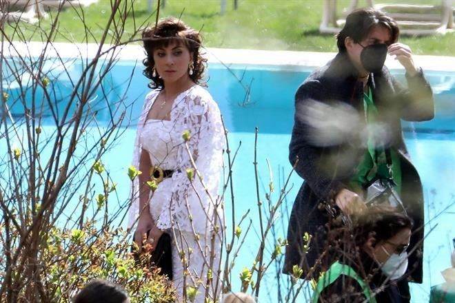 Lady Gaga y Adam Driver ignoran críticas de Gucci
