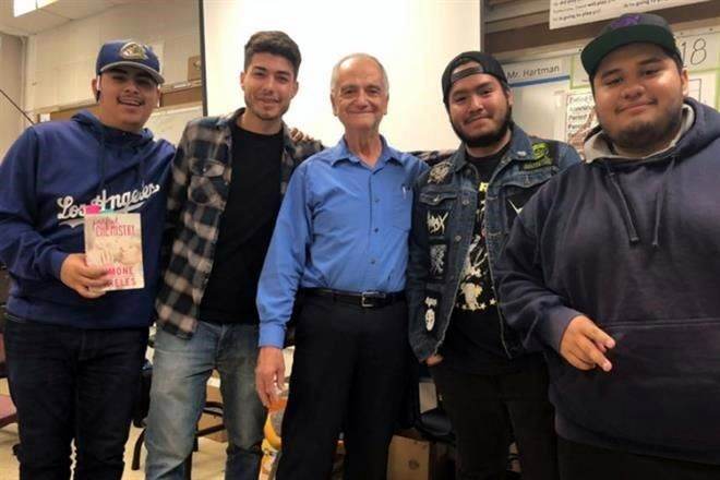 Vivía maestro mexicano en auto; reúnen alumnos 50 mil dls.