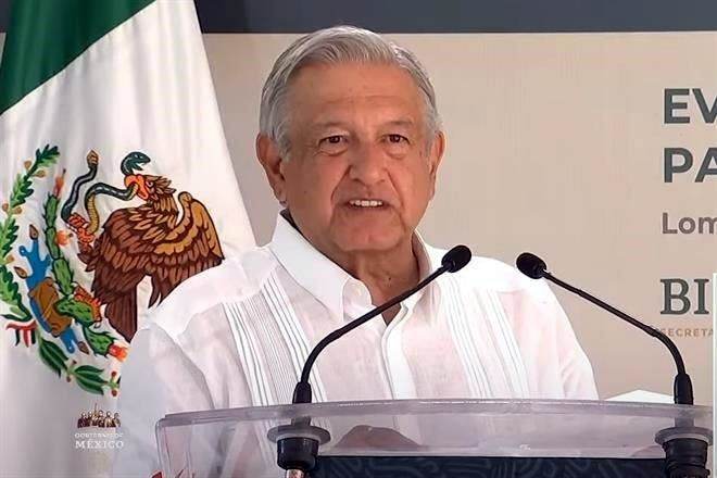 Caminos hechos por pobladores son obras de arte.- AMLO