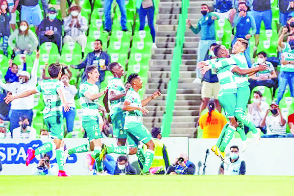 Gana Santos al Necaxa con afición en las gradas