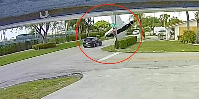 Avioneta se desploma y ‘parte’ auto en Florida; hay 3 muertos