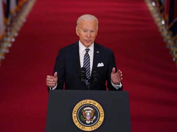 Lucha contra covid ‘está lejos de terminar’, advierte Biden