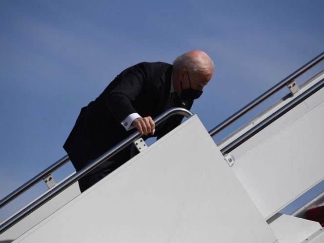 Joe Biden tropieza al subirse al Air Force One