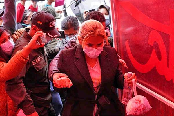 Arrestan a expresidenta de Bolivia