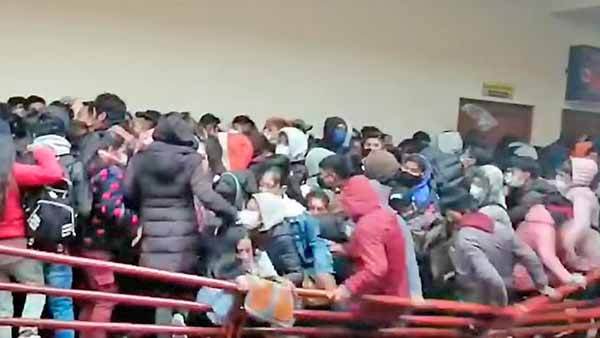 Se rompe barandal y caen alumnos de un cuarto piso; hay 7 muertos