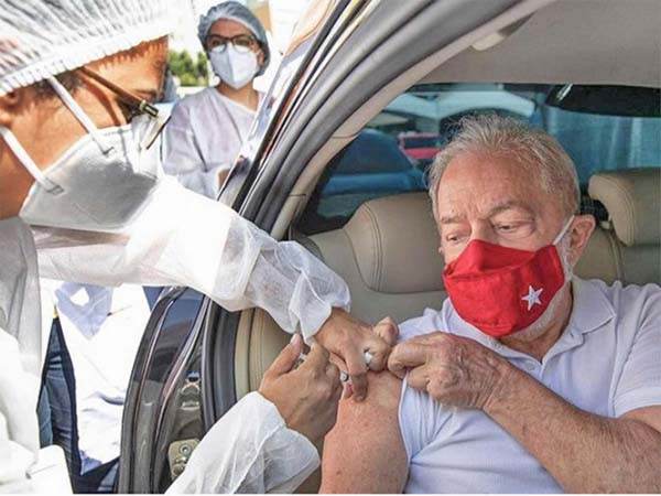 Expresidente Lula da Silva recibe vacuna covid en Brasil