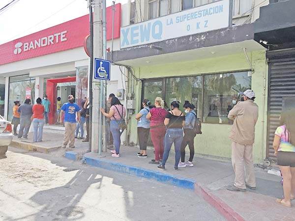 Adelantan pago de becas y pensiones