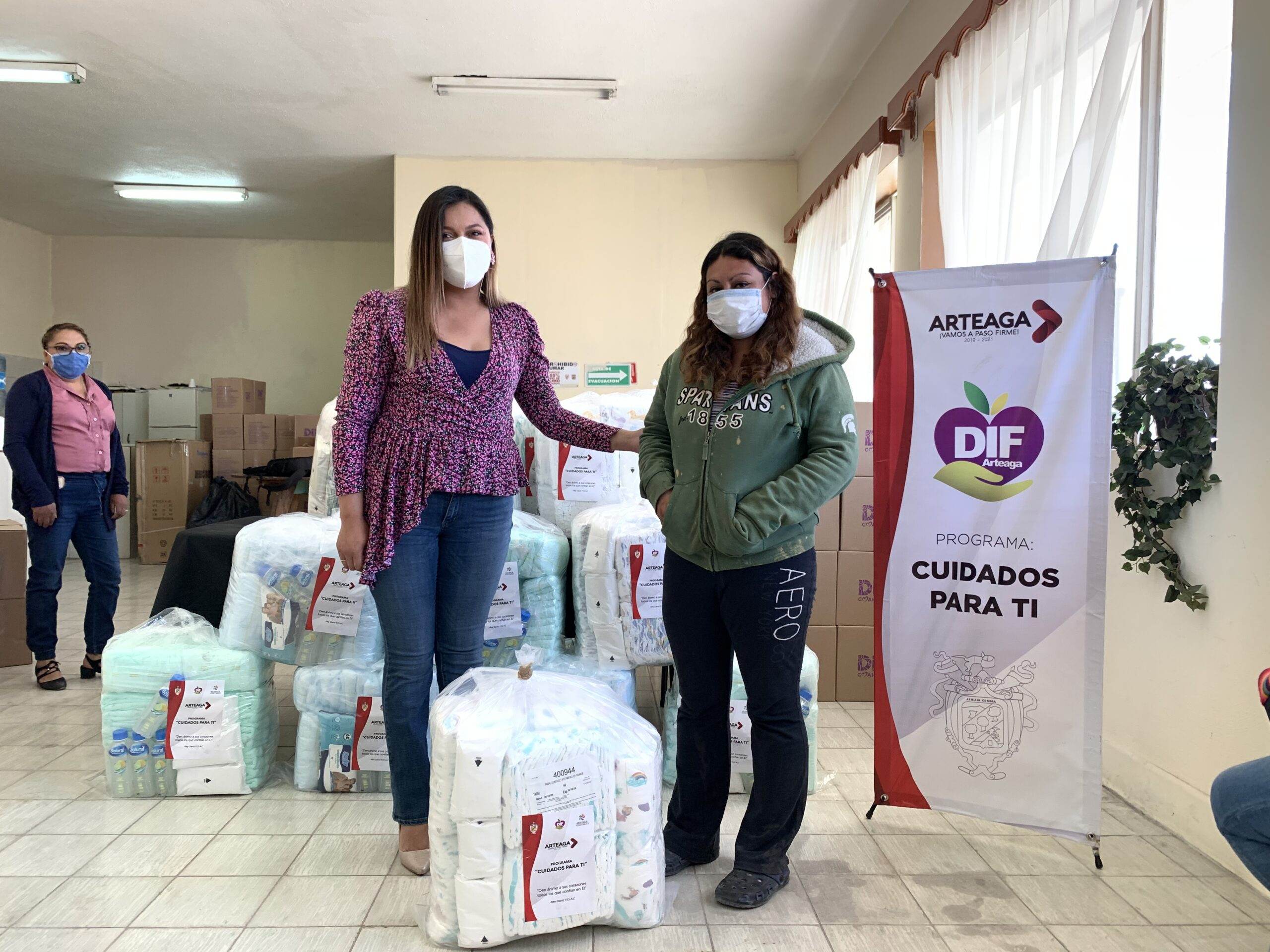 Entrega DIF Arteaga apoyos a niños y adultos mayores