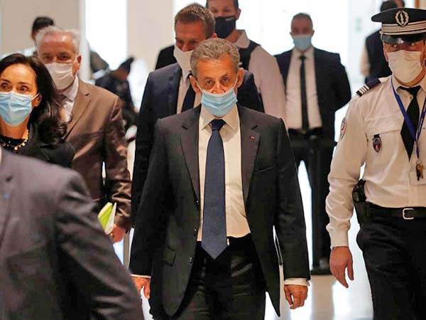 Dan a 3 años de cárcel a expresidente Sarkozy por corrupción