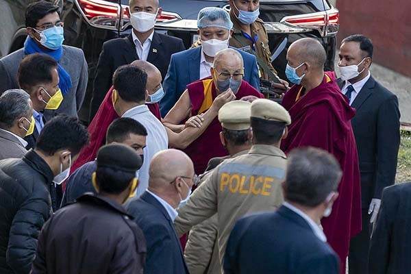 Dalai Lama recibe vacuna covid; convoca a vacunarse