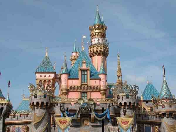 California relaja medidas covid para reabrir Disneylandia