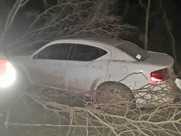 Deja abandonado auto; tras volcarlo