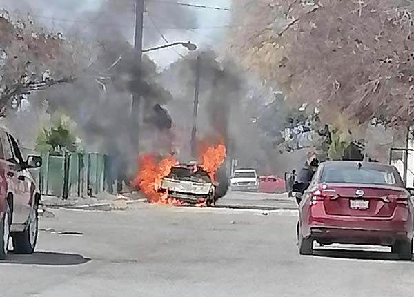 Consume incendio a automóvil deportivo