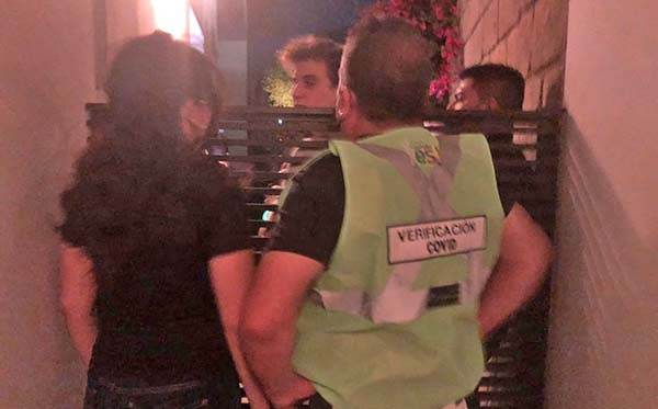 Clausuran fiesta con más de 100 menores