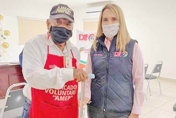 Entrega DIF Frontera bastón a empacador
