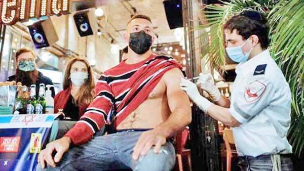Bar en Israel ofrece bebida gratis a jóvenes que reciben la vacuna anticovid
