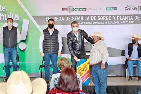 Presente Julio en la entrega de apoyos