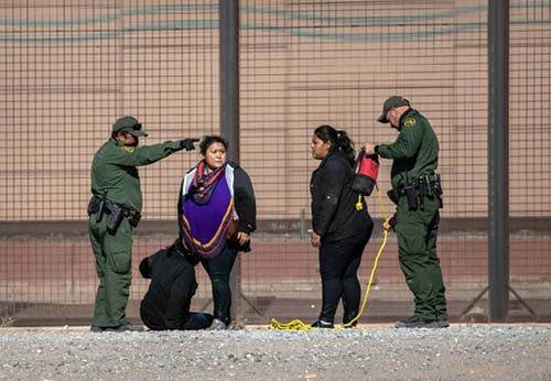 Analizan enviar a migrantes a estados cerca de Canadá