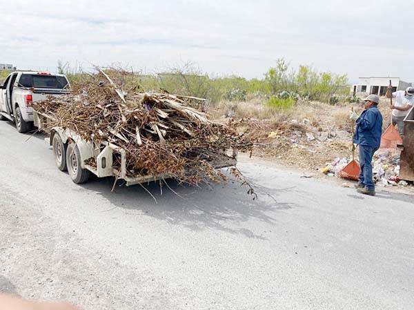 Limpian alrededor de contenedores