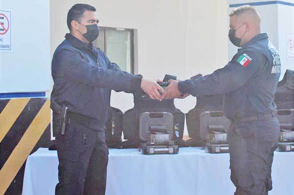 Reciben armas y equipo táctico