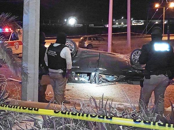 Muere tras volcar auto