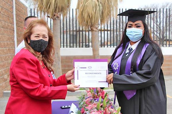 Se gradúan en Acuña 26 mujeres de preparatoria