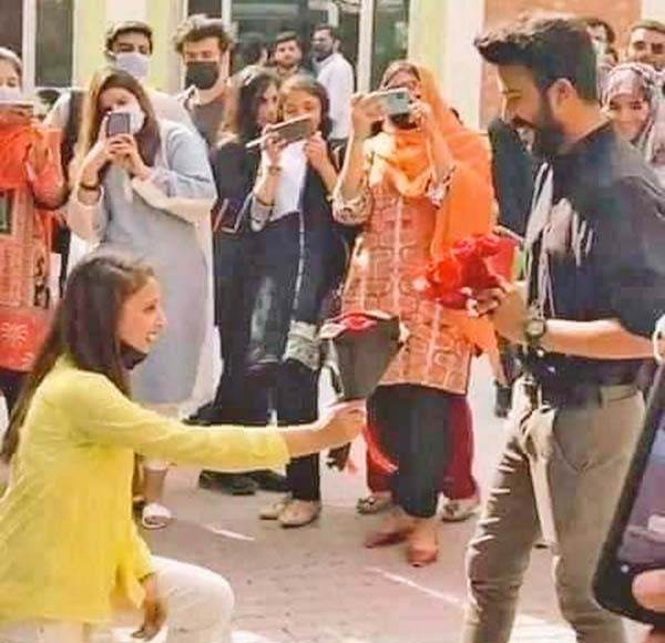 Pedida de mano en universidad de Pakistán… los expulsan