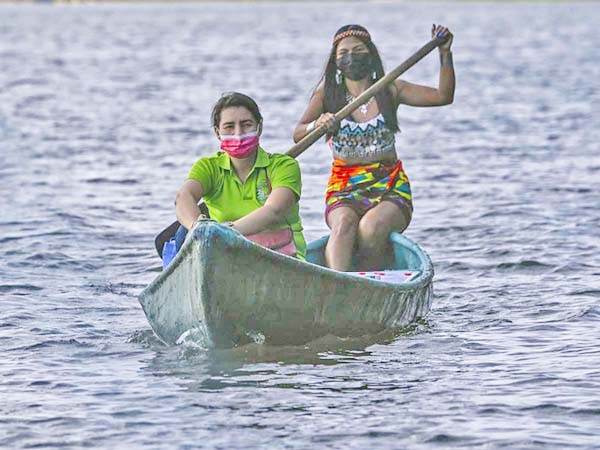 Maestra llega en canoa para dar clases a niños indígenas sin Internet