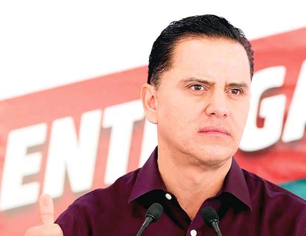 Ordenan aprehender al exgobernador de Nayarit y a su hija