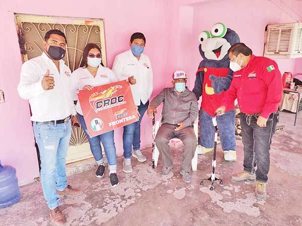 Entrega Gerardo equipo ortopédico