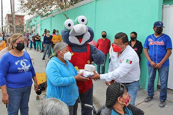 Entrega Oyervides apoyo alimentario