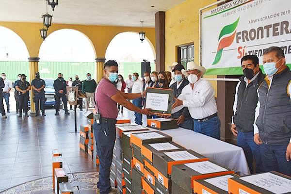 Entrega Frontera calzado a policías