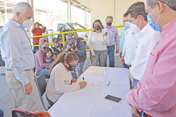 Entrega escrituras titular de la SEVOT