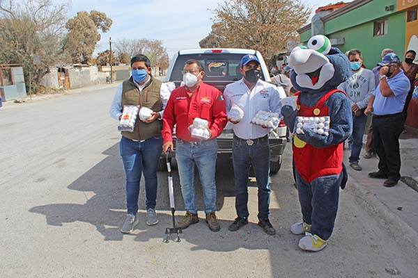 Entregan alimento a familias vulnerables