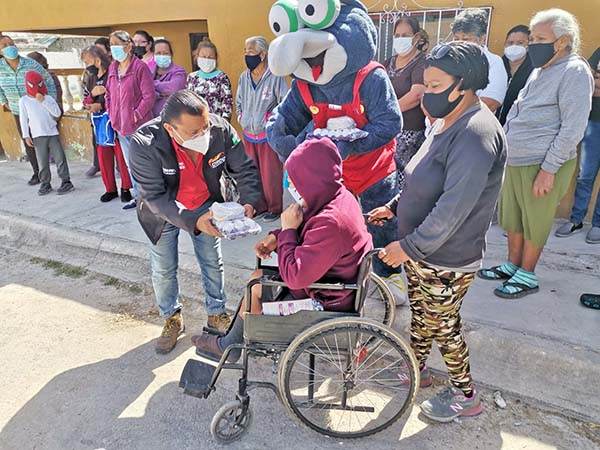 Continúa entrega de apoyos alimentarios