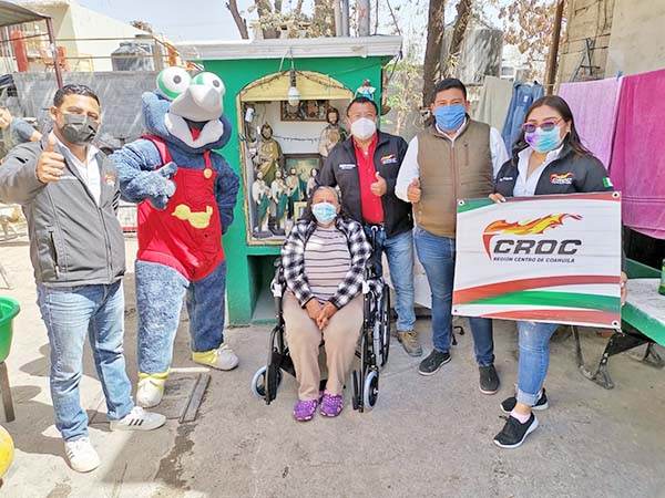 Solidario Oyervides con personas discapacitadas