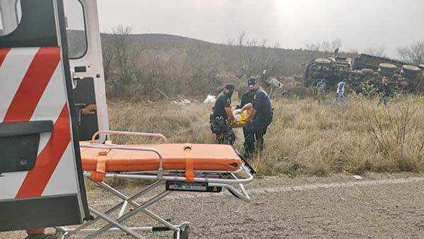 Estables 2 lesionados de volcadura de tráiler