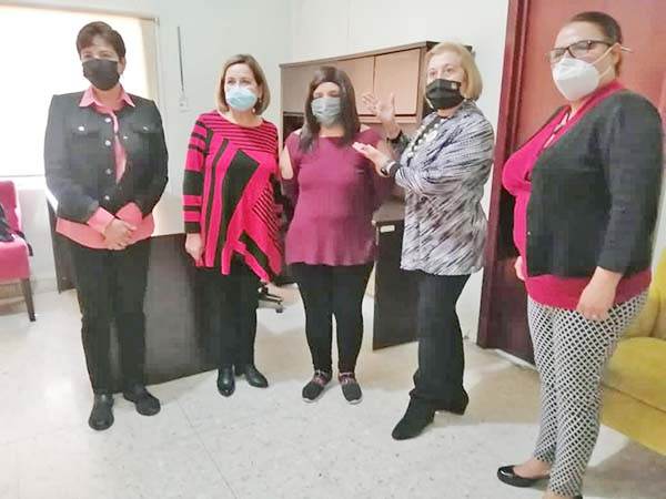 Donan pelucas para mujeres con cáncer