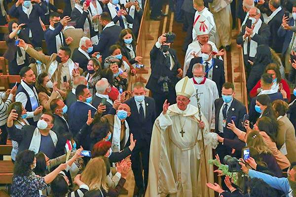 El Papa oficia primera misa en Irak; honra a cristianos perseguidos