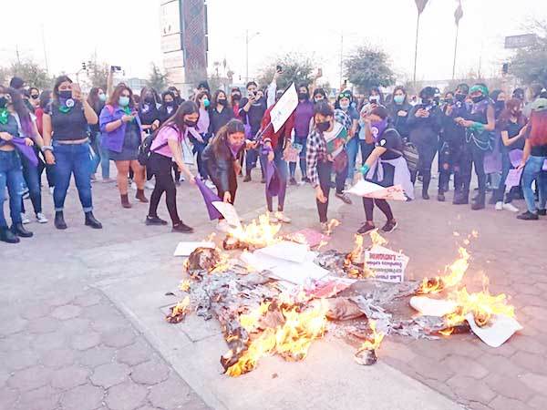 Toman mujeres Plaza Magisterio