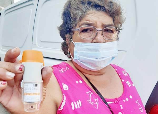 Pide señora apoyo para comprar medicamento