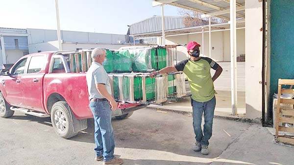 Reciben mobiliario para los planteles educativos