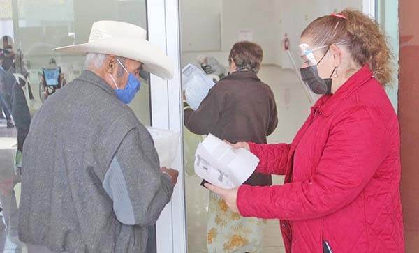 Entregarán becas a adultos mayores