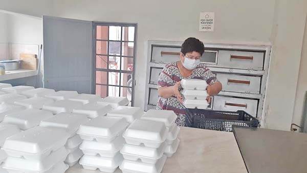 Alimentan al personal de vacunación en SB