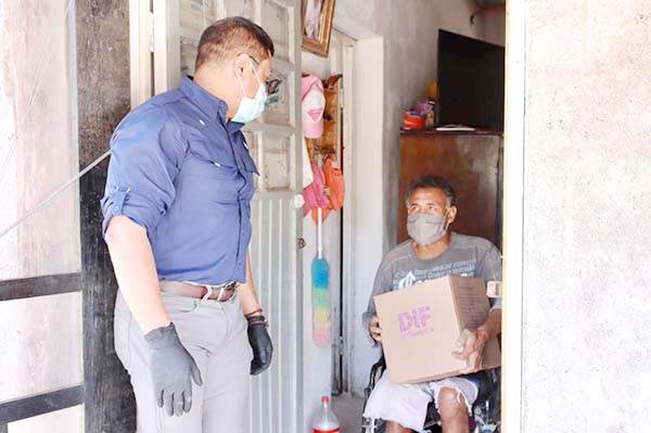 Entregan apoyos a familias vulnerables